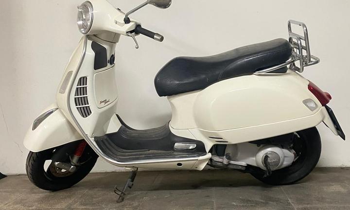 Vespa 125 bianca