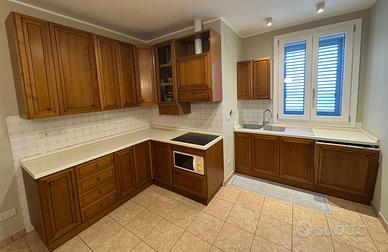 Cucina in legno massello di castagno