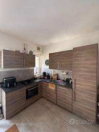 Cucina angolare completa di elettrodomestici