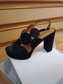 Sandalo nero con tacco largo