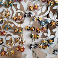 Orecchini con il ciondolo decorato.