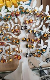 Orecchini con il ciondolo decorato.