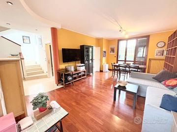 Villa di 200 m² con più di 5 locali e box auto a P