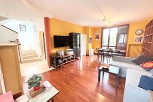 Villa di 200 m² con più di 5 locali e box auto a P