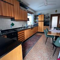 Cucina con elettrdomestici funzionanti