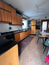 Cucina con elettrdomestici funzionanti