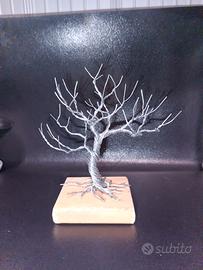 Alberello bonsai con filo metallico