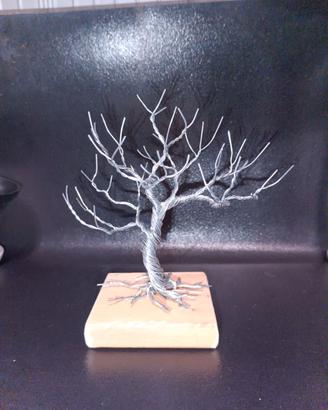 Alberello bonsai con filo metallico