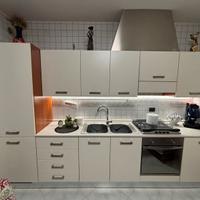 Cucina componibile classica con elettrodomestici