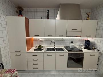 Cucina componibile classica con elettrodomestici