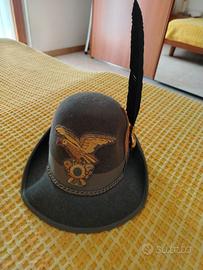 Bantam Alpini Taglia 56 con penna da sottufficial.