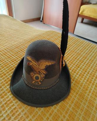 Bantam Alpini Taglia 56 con penna da sottufficial.