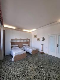 Stanza doppia arredata con vista panoramica