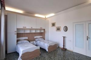 Stanza doppia arredata con vista panoramica