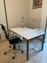 set ufficio scrivania, sedia girevole ed accessori