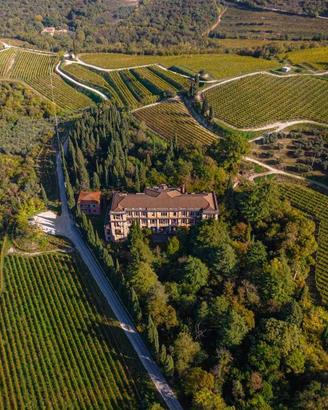 Palazzo / Stabile di 6266 m² con più di 5 locali a