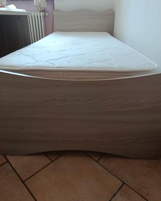 Letto singolo con materasso a rete e doghe