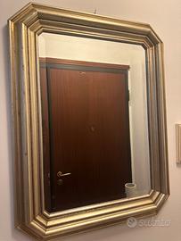 specchio con cornice particolare