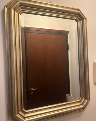 specchio con cornice particolare