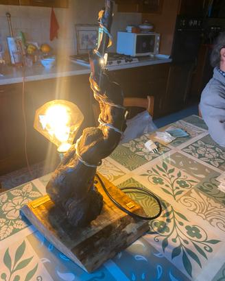 Lampada da tavolo realizzata a mano