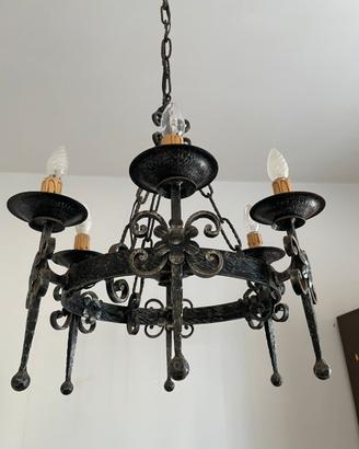 Lampadario in ferro battuto