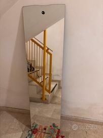 Specchio da parete con fissaggio a viti