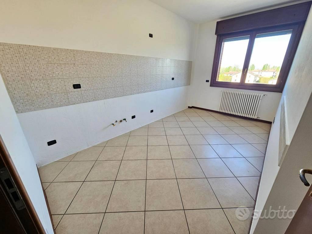 Appartamento di 155 m² con più di 5 locali e box a - Altro