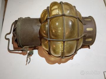 Antica lanterna da ancora