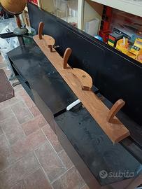 vecchio appendiabiti in legno artigianale