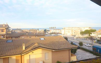 QUADRILOCALE SU DUE LIVELLI CON TERRAZZO E POSTO A