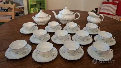Il servizio da tè è composto da 12 tazze.