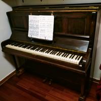 Pianoforte a parete.