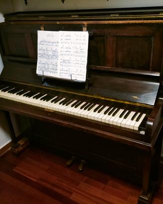 Pianoforte a parete.