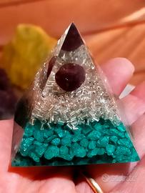 Piramide in Orgonite (colore turchese)