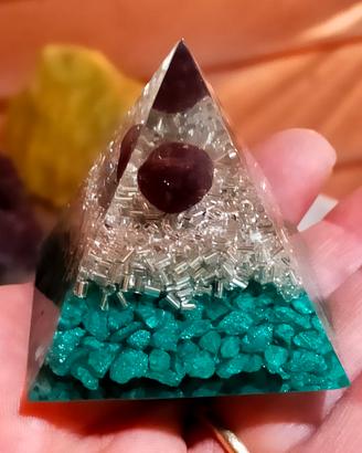 Piramide in Orgonite (colore turchese)