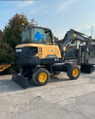 E229 Escavatore gommato Volvo 50 q