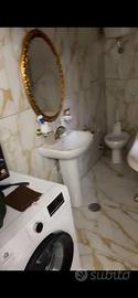 vasca da bagno lavandino e specchio
