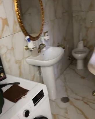 vasca da bagno lavandino e specchio