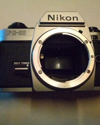 Macchina fotografica analogica Nikon FG20