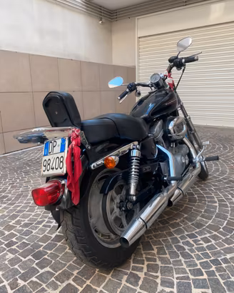 Harley Davidson 883.