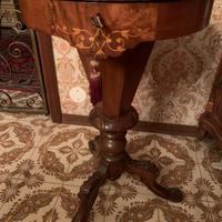 Tavolo da lavoro in legno intarsiato