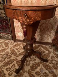 Tavolo da lavoro in legno intarsiato