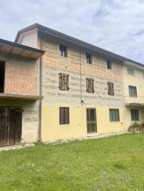 Casa in bifamiliare con annessi e capannone