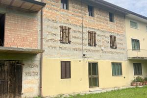 Casa in bifamiliare con annessi e capannone