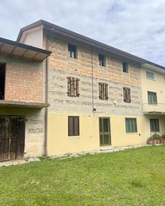 Casa in bifamiliare con annessi e capannone