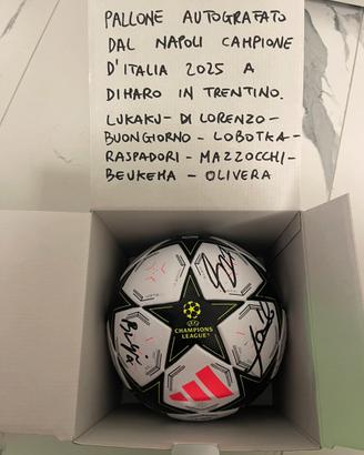 Pallone champions autografato dal Napoli campione