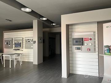 Locale commerciale con tre vetrine bagno e uffici