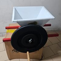 Macchina pigiatrice per uva