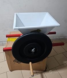 Macchina pigiatrice per uva