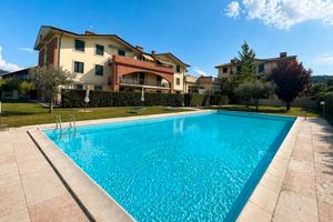 Trilocale centrale con piscina,giardino e box auto